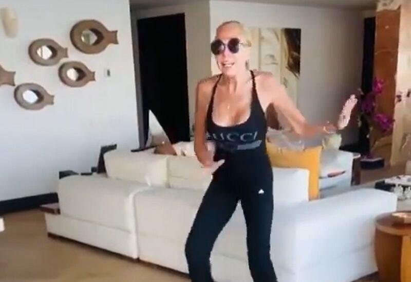 Laura Bozzo bailando Cali Pachanguero en un video en Instagram.