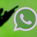 PARÍS, FRANCIA - 15 DE MARZO: En esta ilustración fotográfica, el logotipo de la aplicación de redes sociales WhatsApp se muestra en la pantalla de una computadora el 15 de marzo de 2019 en París, Francia. Las redes sociales Facebook, Instagram, Messenger y WhatsApp se vieron afectadas por una interrupción global de casi 24 horas el 14 de marzo de 2019, lo que redujo los mundos virtuales a casi 2300 millones de usuarios potenciales. Facebook ha explicado las causas de los fallos de funcionamiento que han trastornado sus redes en los últimos días. Esta falla se debe al "cambio de configuración del servidor" que ha causado problemas en cascada. Se disculpa a Facebook por las molestias causadas a los usuarios y empresas que dependen de Facebook, Instagram o WhatsApp para administrar sus negocios. (Foto de Chesnot/Getty Images)