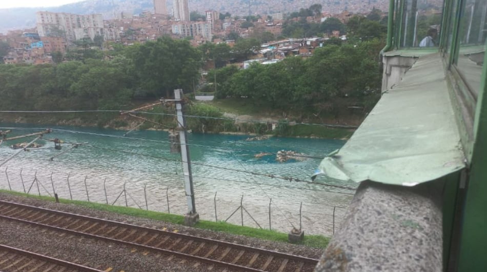 El río Medellín teñido de azul y rojo.