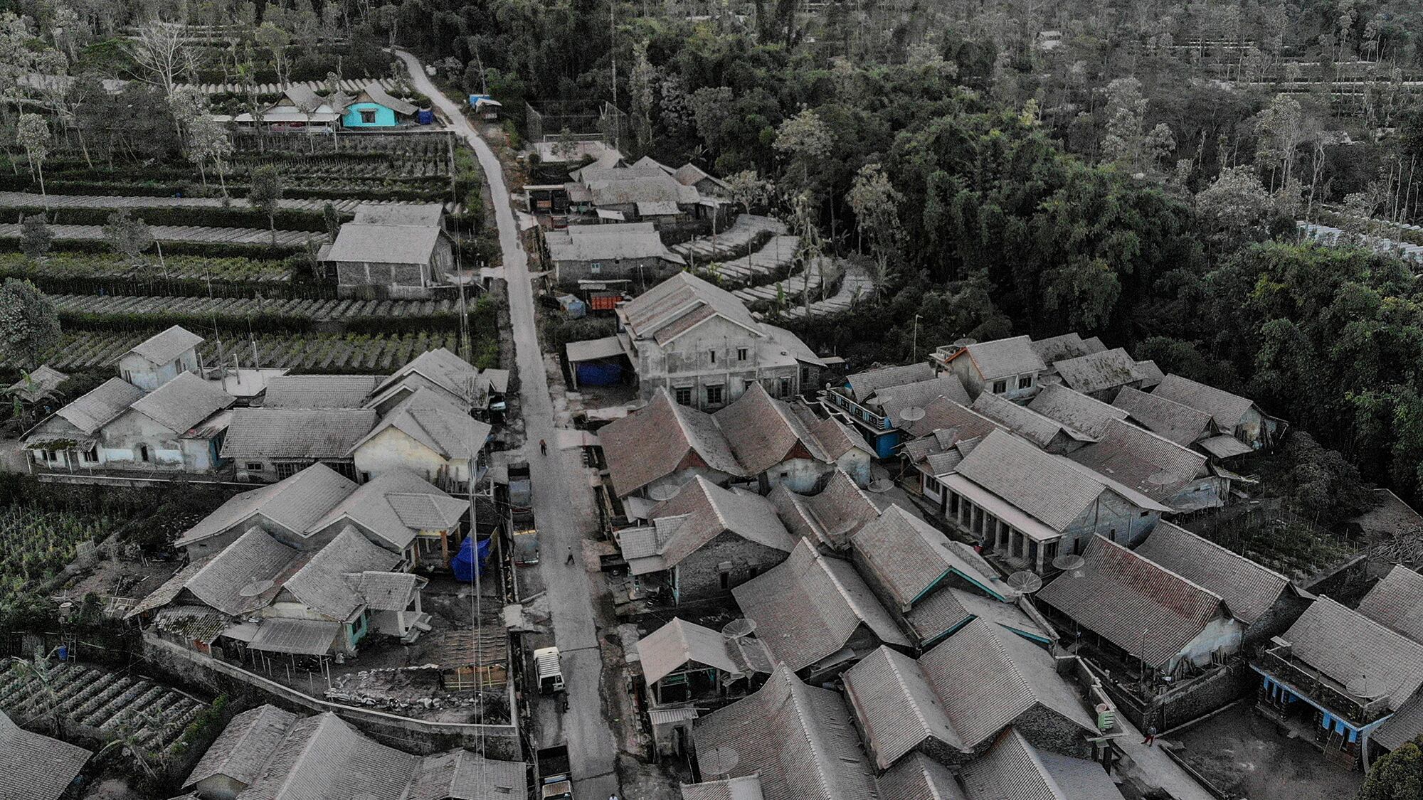 En imágenes: El monte Merapi de Indonesia entra en erupción