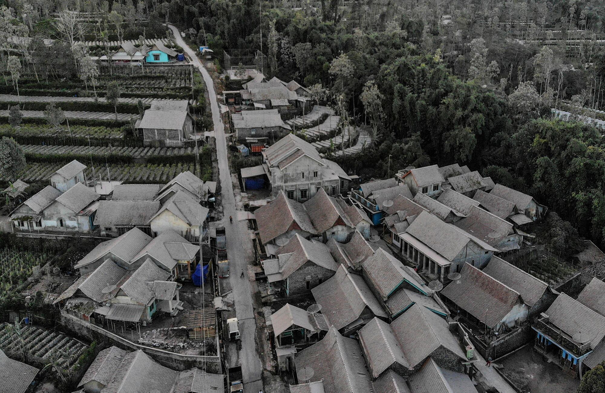 En imágenes: El monte Merapi de Indonesia entra en erupción