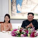 A su esposa, la cantante Ri Sol-ju, solo la presentó en 2012, a los tres años de casados. Se exhibe con ella cuando necesita suavizar su imagen de cavernario y mostrar su lado moderno y sofisticado.