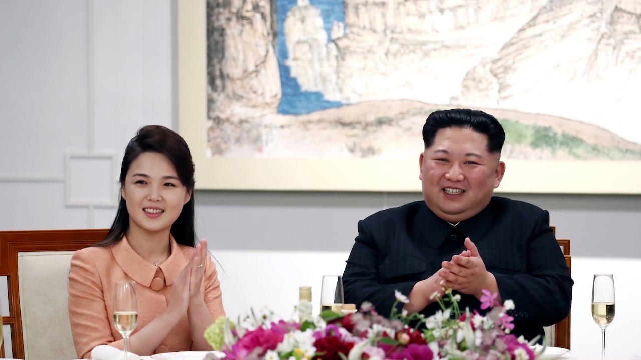 A su esposa, la cantante Ri Sol-ju, solo la presentó en 2012, a los tres años de casados. Se exhibe con ella cuando necesita suavizar su imagen de cavernario y mostrar su lado moderno y sofisticado.