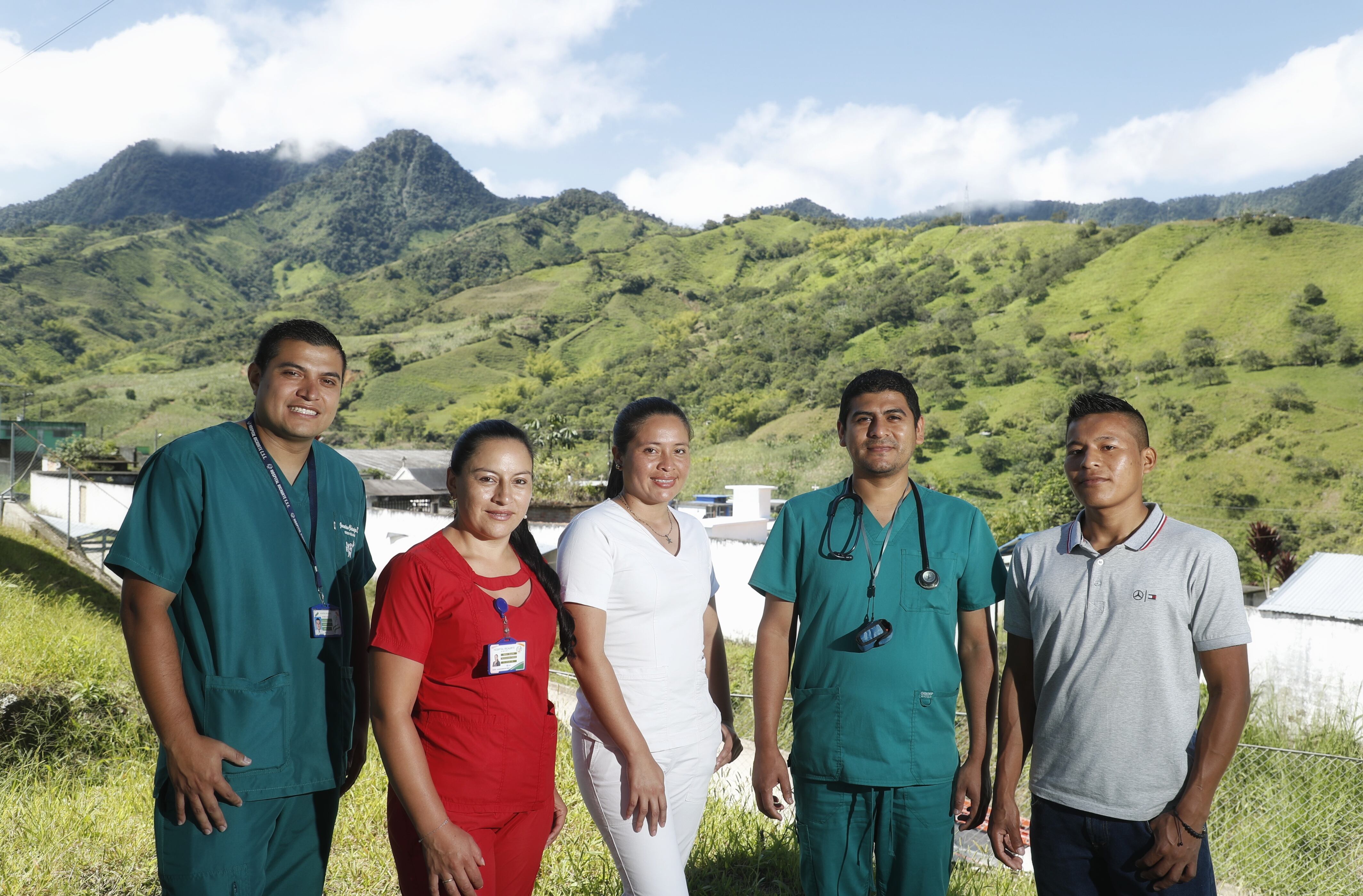 La brigada está conformada por Jonathan Chicaiza, odontólogo y coordinador del equipo; Neila España, nutricionista; Tatiana Rodríguez, auxiliar de vacunación; Edwin Arévalo, coordinador médico del Hospital Ricaurte, y Mario Nastacuaz, traductor.