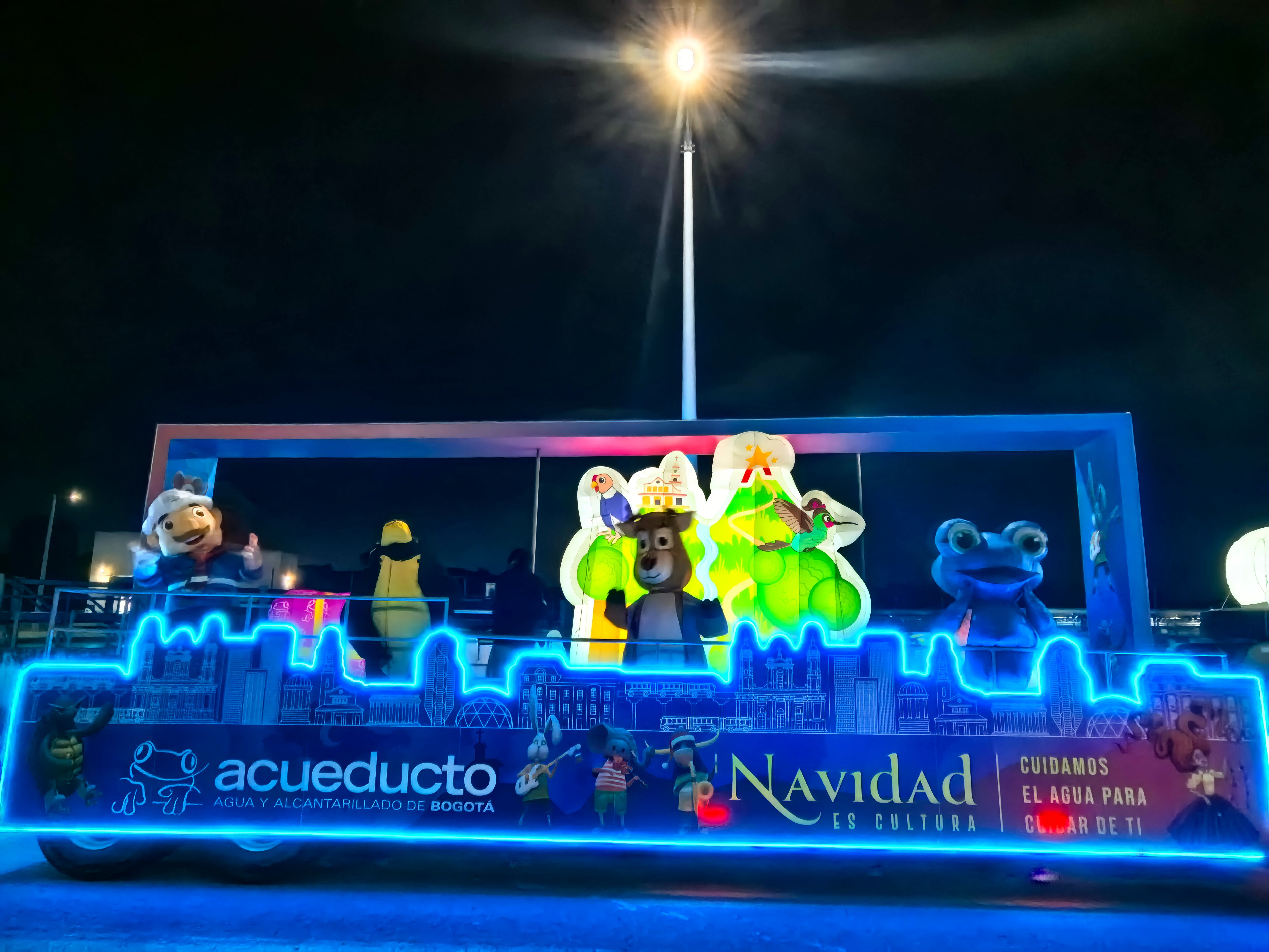 La caravana, compuesta por vehículos de la Empresa, están ambientados con el espíritu del páramo, y vienen acompañados por Renacua y otros personajes que representan la vida en este entorno natural.