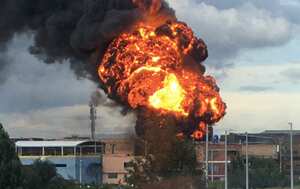 El incendio presentó en tres bodegas y una empresa de químicos del sector.