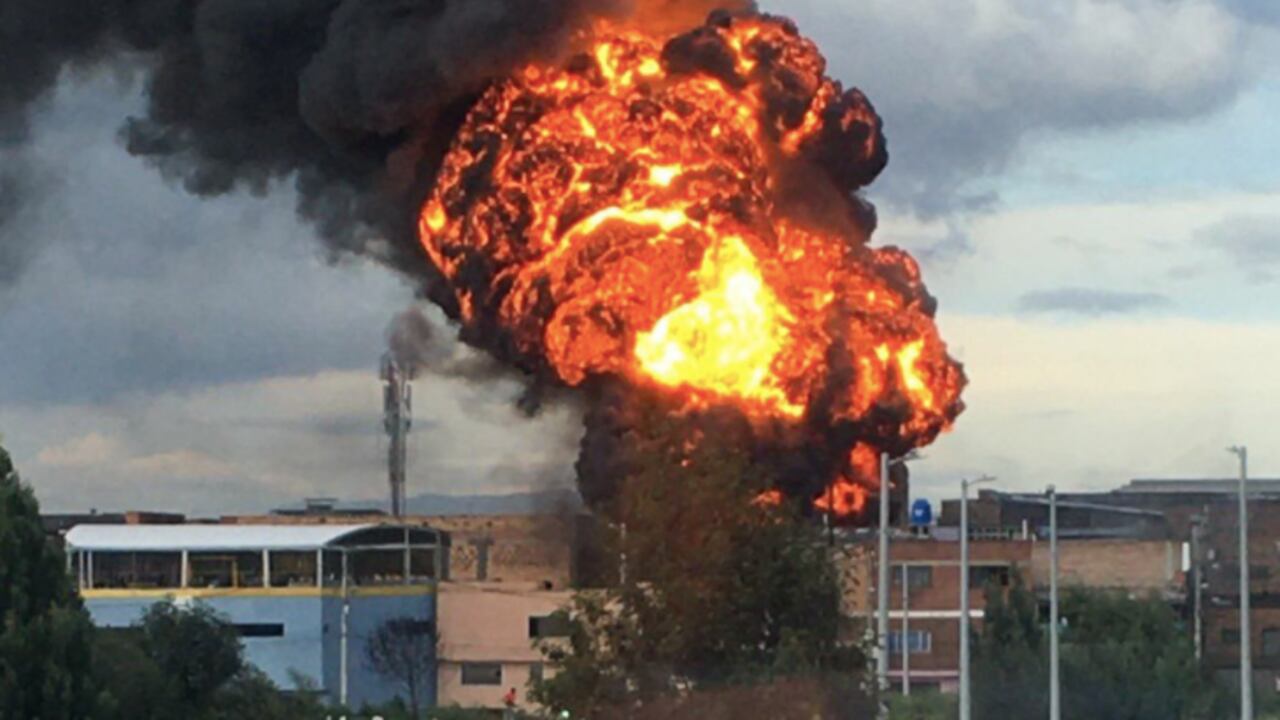 El incendio presentó en tres bodegas y una empresa de químicos del sector.