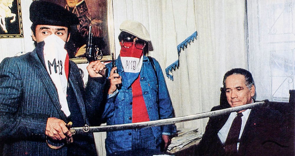 La espada de Bolívar fue robada en 1974 por el M-19. Dio muchas vueltas mientras el Gobierno trataba de recuperarla, la mayor parte del tiempo estuvo en Cuba. Fue devuelta en Venezuela a Antonio Navarro Wolff, cuando esta guerrilla hizo el acuerdo de paz.  Hoy está en la Casa de Nariño y será el presidente Gustavo Petro el encargado de su custodia.