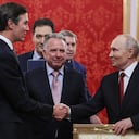 El presidente Vladimir Putin, a la derecha, saluda a los enviados del presidente estadounidense Donald Trump, Jared Kushner, a la izquierda, y Steve Witkoff, en el centro, antes de las conversaciones en el Palacio del Senado del Kremlin en Moscú, el sábado 5 de septiembre de 2026. (Mikhail Metzel/Sputnik/Foto del Kremlin vía AP)