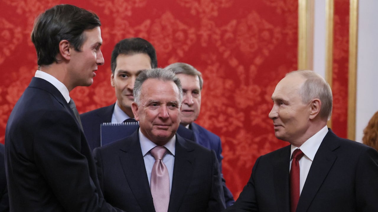 El presidente Vladimir Putin, a la derecha, saluda a los enviados del presidente estadounidense Donald Trump, Jared Kushner, a la izquierda, y Steve Witkoff, en el centro. (Mikhail Metzel/Sputnik/Foto del Kremlin vía AP)