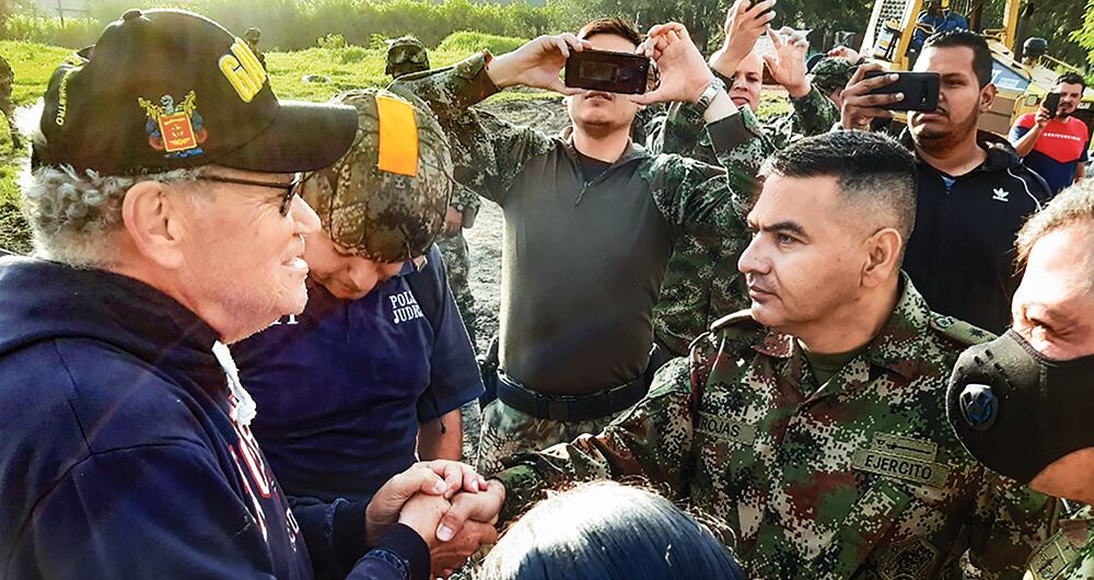  Imagen del general (r) Jhon Rojas durante la liberación de unos secuestrados.