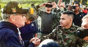  Imagen del general (r) Jhon Rojas durante la liberación de unos secuestrados.