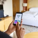 Mantener el celular con los datos activados puede ser otro factor que descarga la batería.