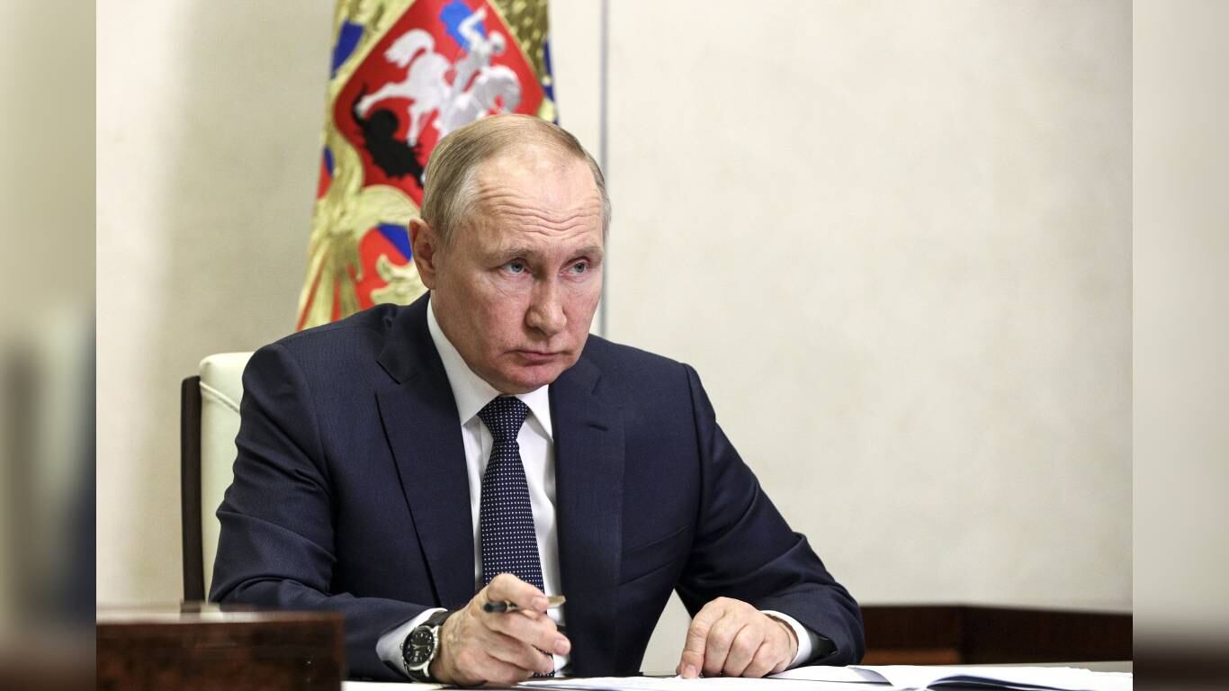 Vladímir Putin, preside una reunión del Consejo de Desarrollo Estratégico y Proyectos Nacionales por videoconferencia en la residencia de Novo-Ogaryovo, a las afueras de Moscú, Rusia, el lunes 18 de julio de 2022. Foto: Mikhail Klimentyev, Sputnik, Kremlin, via AP.