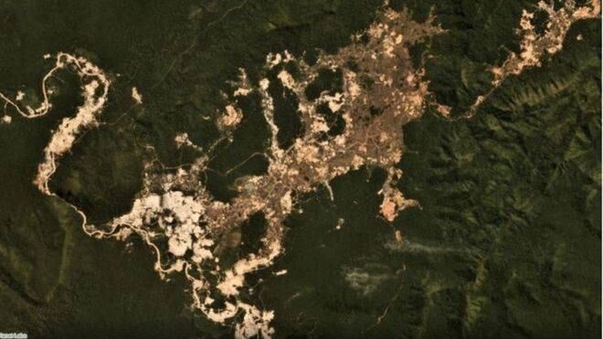 Imágenes de los efectos de la minería ilegal de oro en la Tierra Indígena Kayapó, Pará, en julio de 2019. Los puntos más claros indican la actividad reciente. Foto: Planet Labs