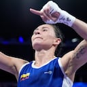 La colombiana Yeni Arias celebra tras derrotar a la india Preeti en su combate preliminar de boxeo femenino de 54 kg en los Juegos Olímpicos de Verano de 2024, el martes 30 de julio de 2024, en París, Francia. (Foto AP/John Locher)