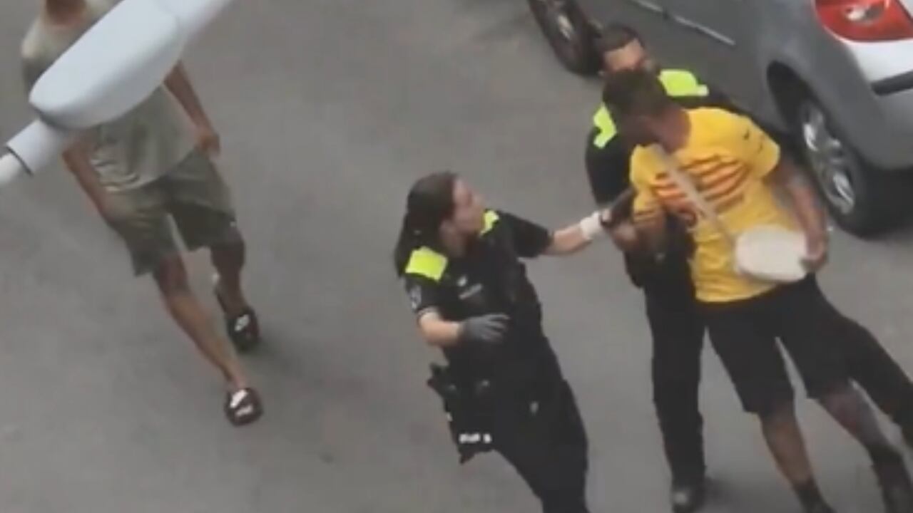 El papá del futbolista tuvo que ser separado por la Policía.