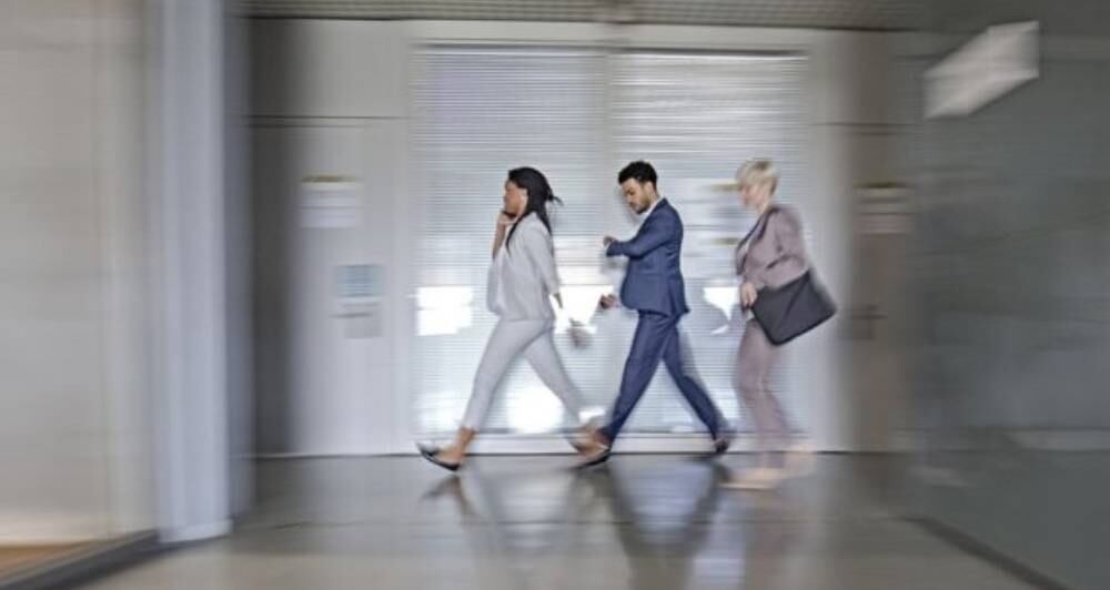 Caminar más lento en la vejez también se ha relacionado con un mayor riesgo de demencia.