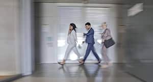 Caminar más lento en la vejez también se ha relacionado con un mayor riesgo de demencia.