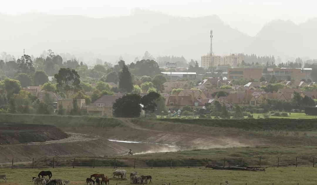 El polvo proveniente del continente africano ya comienza a afectar la calidad del aire en Bogotá. La imagen fue tomada en la vía La Caro - Briceño.  Foto: Guillemro Torres/Semana. 