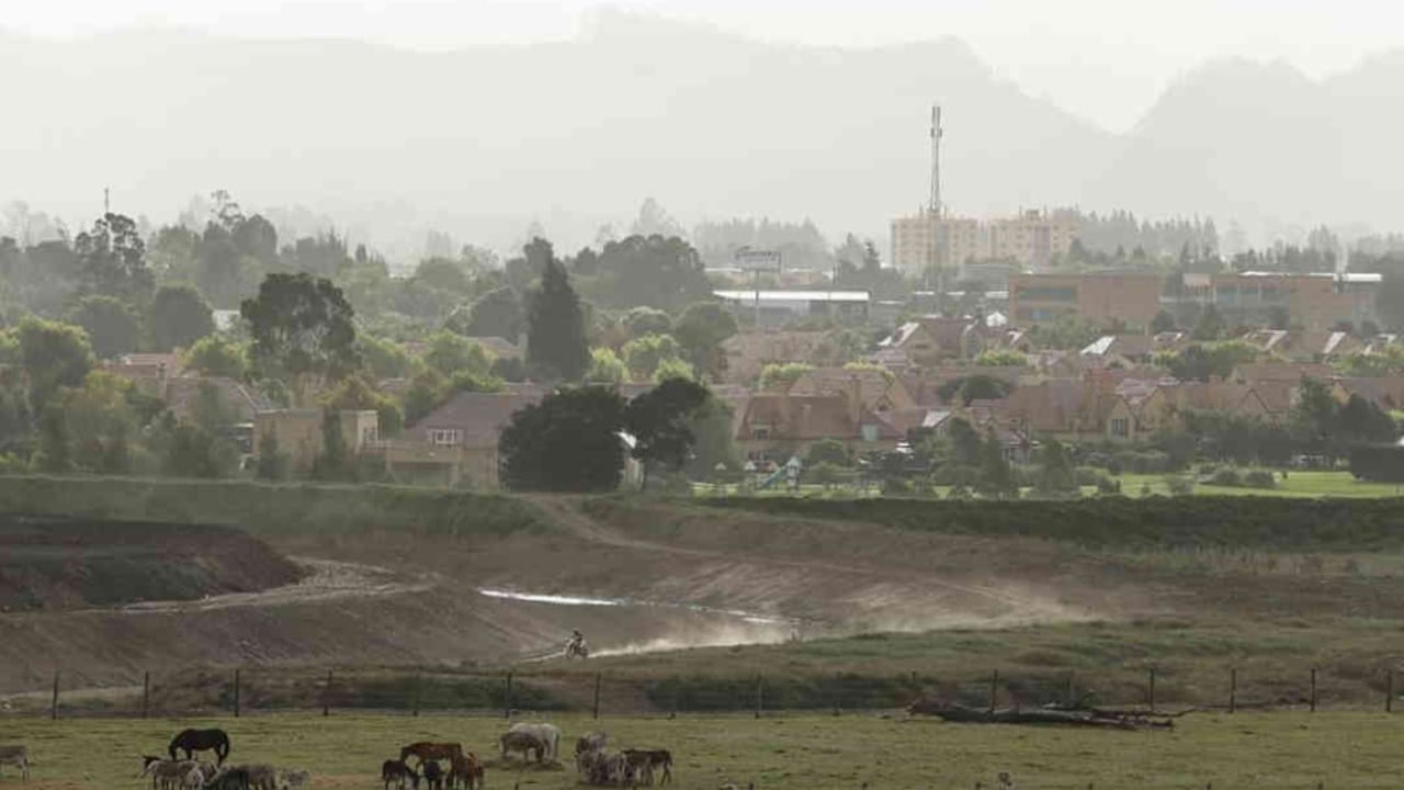 El polvo proveniente del continente africano ya comienza a afectar la calidad del aire en Bogotá. La imagen fue tomada en la vía La Caro - Briceño. Foto: Guillemro Torres/Semana.