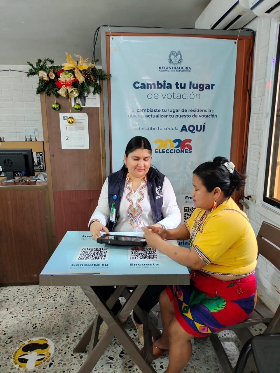 Sandra Milena Nanclares, registradora municipal en Dabeiba, Antioquia, tuvo que aprender lo básico del emberá Katío para poderse comunicar con la población indígena de la zona.