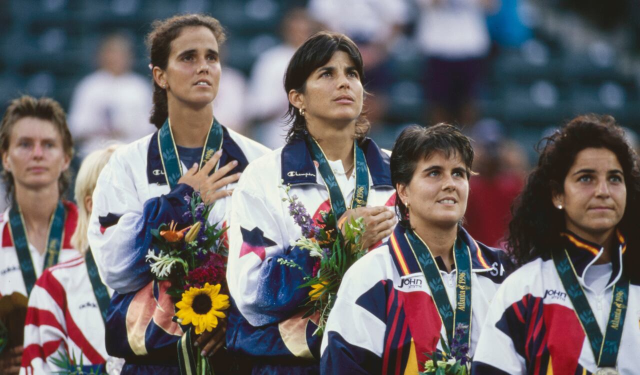 Arantxa Sánchez Vicario en medio de una coronación con su país, España