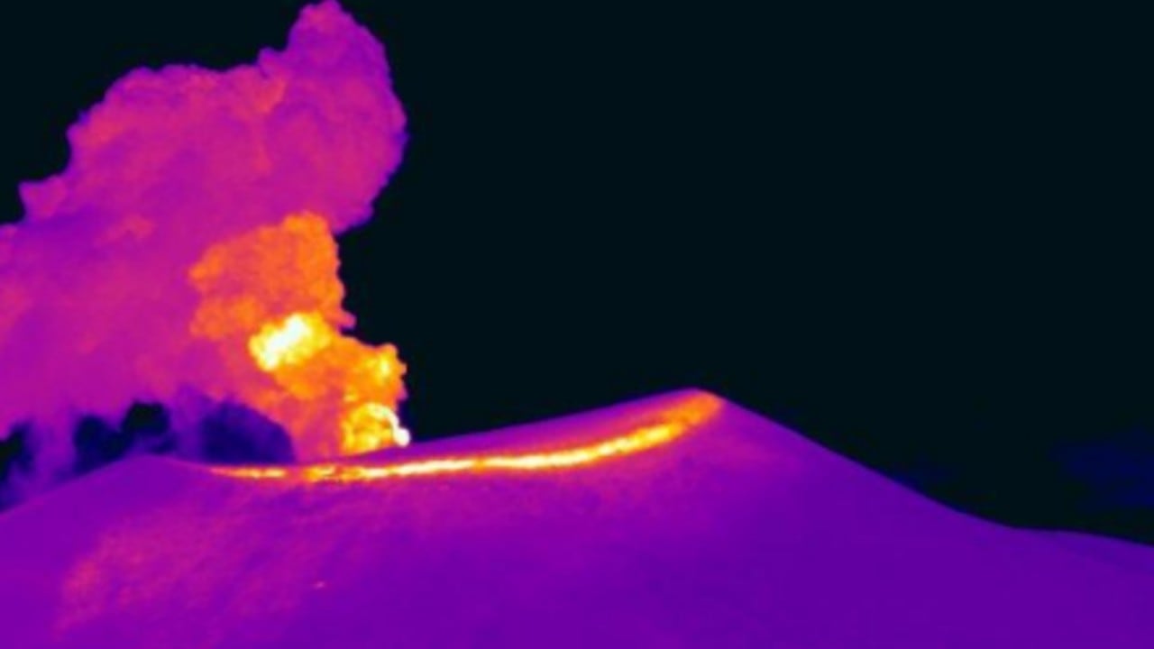 Columna de gases y ceniza registrada a las 6:04 a. m. del 6 de diciembre de 2025, con una altura mayor a los 700 m sobre la cima del volcán Puracé.