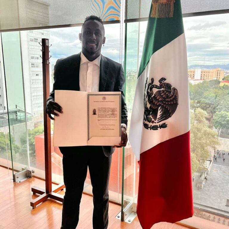 El delantero recibió la nacionalidad mexicana