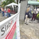 Cientos de personas hacen fila para solicitar la encuesta del Sisbén en Cali. Se calcula que más de 170.000 ciudadanos deben hacer el trámite. Foto: Jorge Orozco.