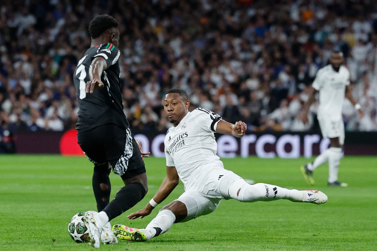 El defensor austriaco del Real Madrid #04 David Alaba (R) ensucia al centrocampista inglés del Arsenal #07 Bukayo Saka.