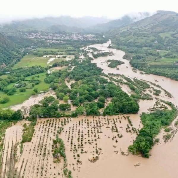 Desbordamiento del Río en Suaza, Huila.