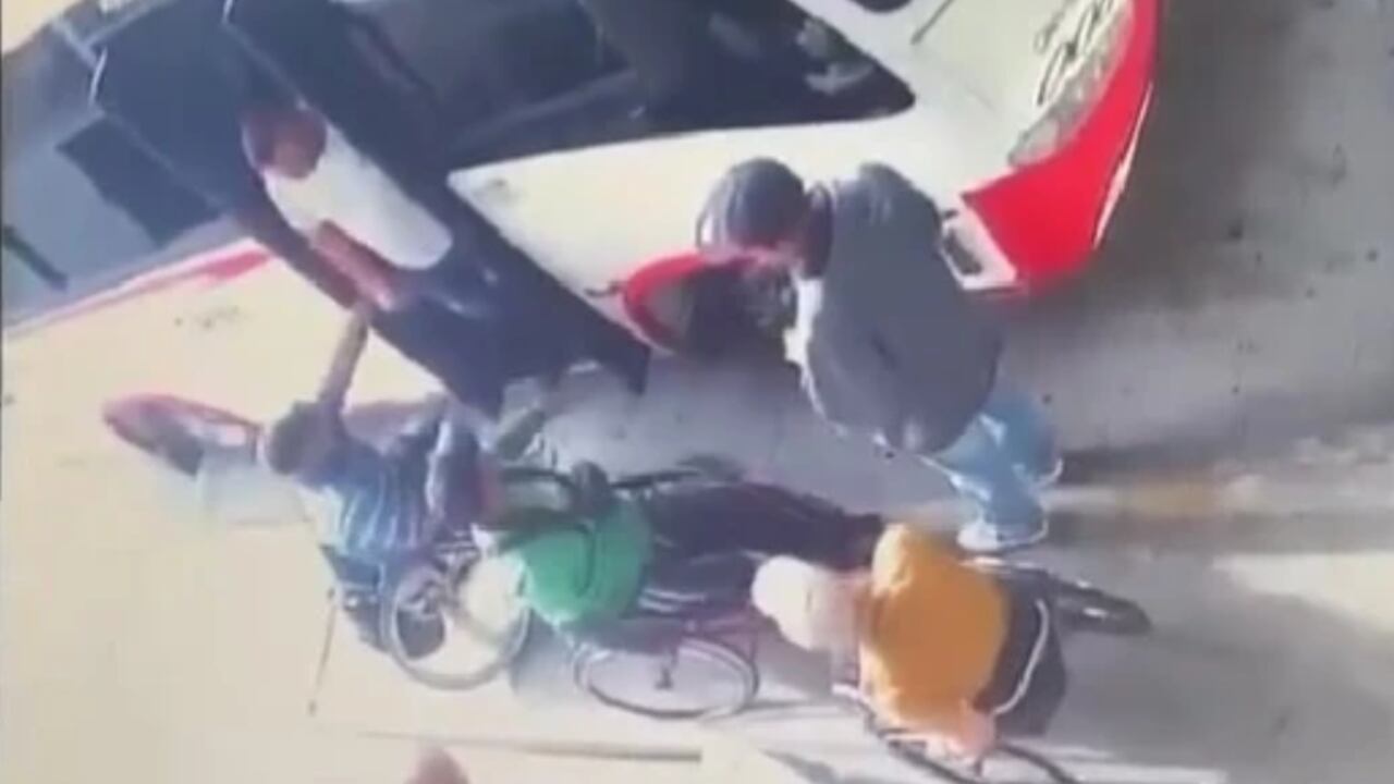 Noble gesto de un conductor: ayudó a tres pasajeros con movilidad reducida a tomar el bus.