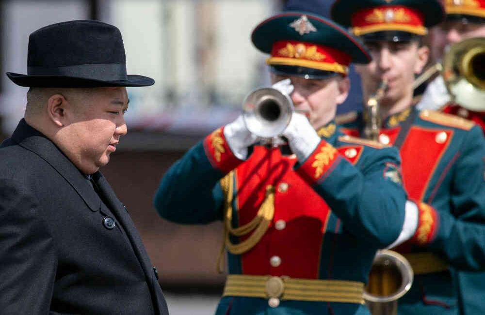 El líder supremo de Corea del Norte fue recibido en Rusia con honores militares. FOTO: Alexander Safronov/AP