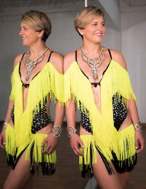 Verónica Alcocer, esposa del candidato Gustavo Petro, durante un baile de salsa en Cali.