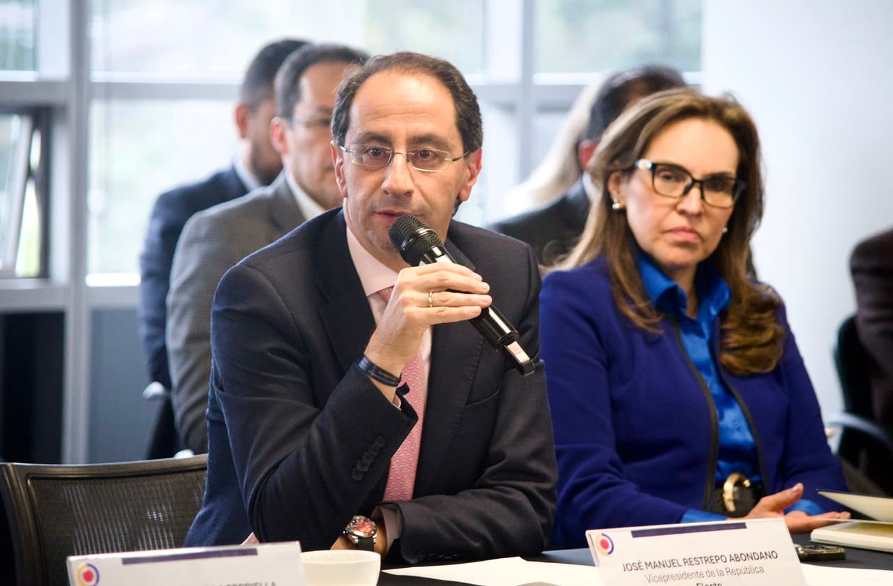 El vicepresidente electo José Manuel Restrepo participó en la mesa técnica en la Contraloría General.