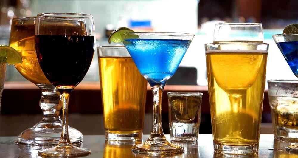 El licor es de las drogas que más se consume a nivel global, una de las que más riesgos implica para la salud y la que más mortalidad produce por accidentes. 