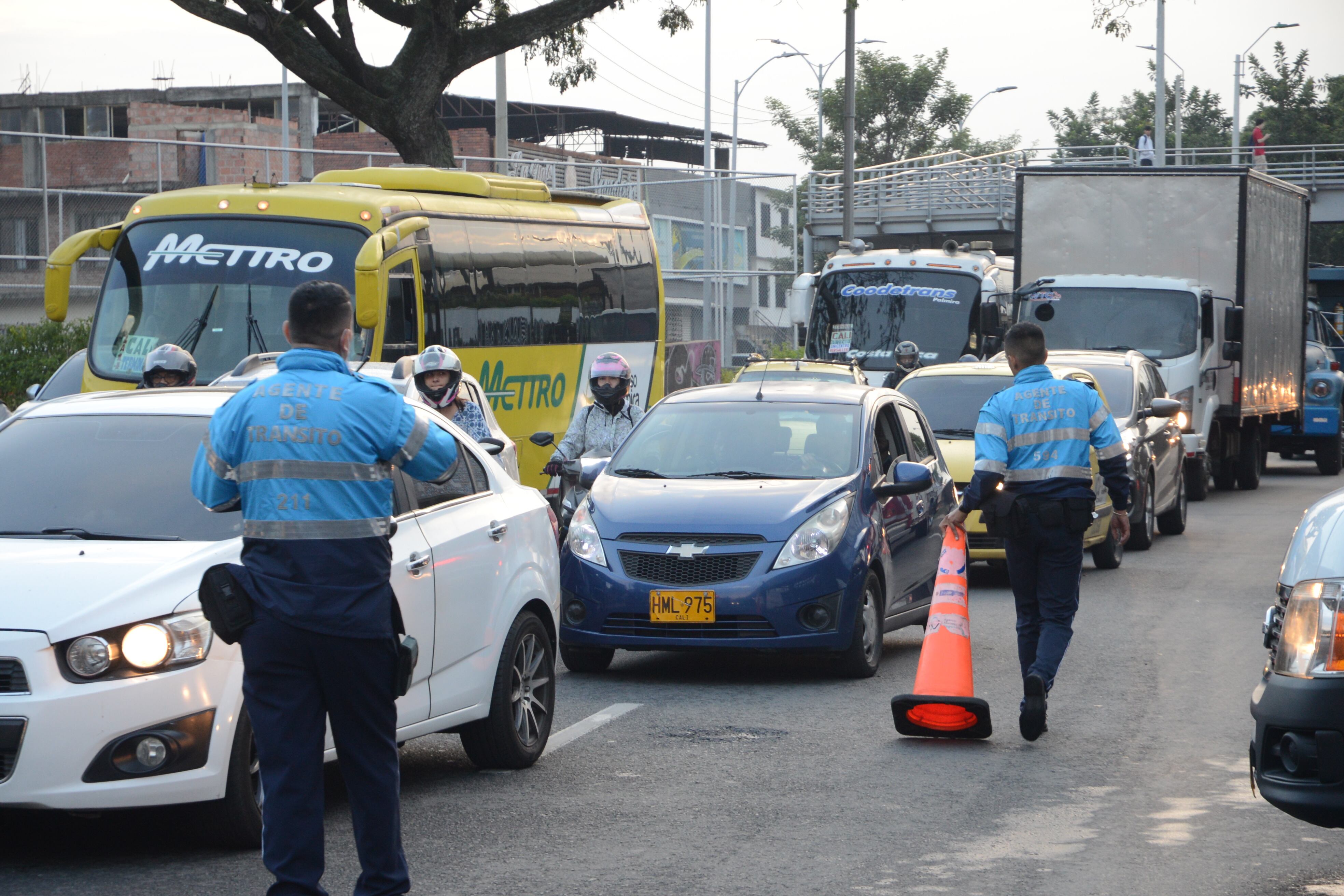 Cali: En la madrugada de hoy lunes un múltiple accidente frente la estación del Mío en la estación Paso del Comercio, deja 4 heridos e involucra 6 carros, al parecer generado por exceso de velocidad y lluvia del momento.