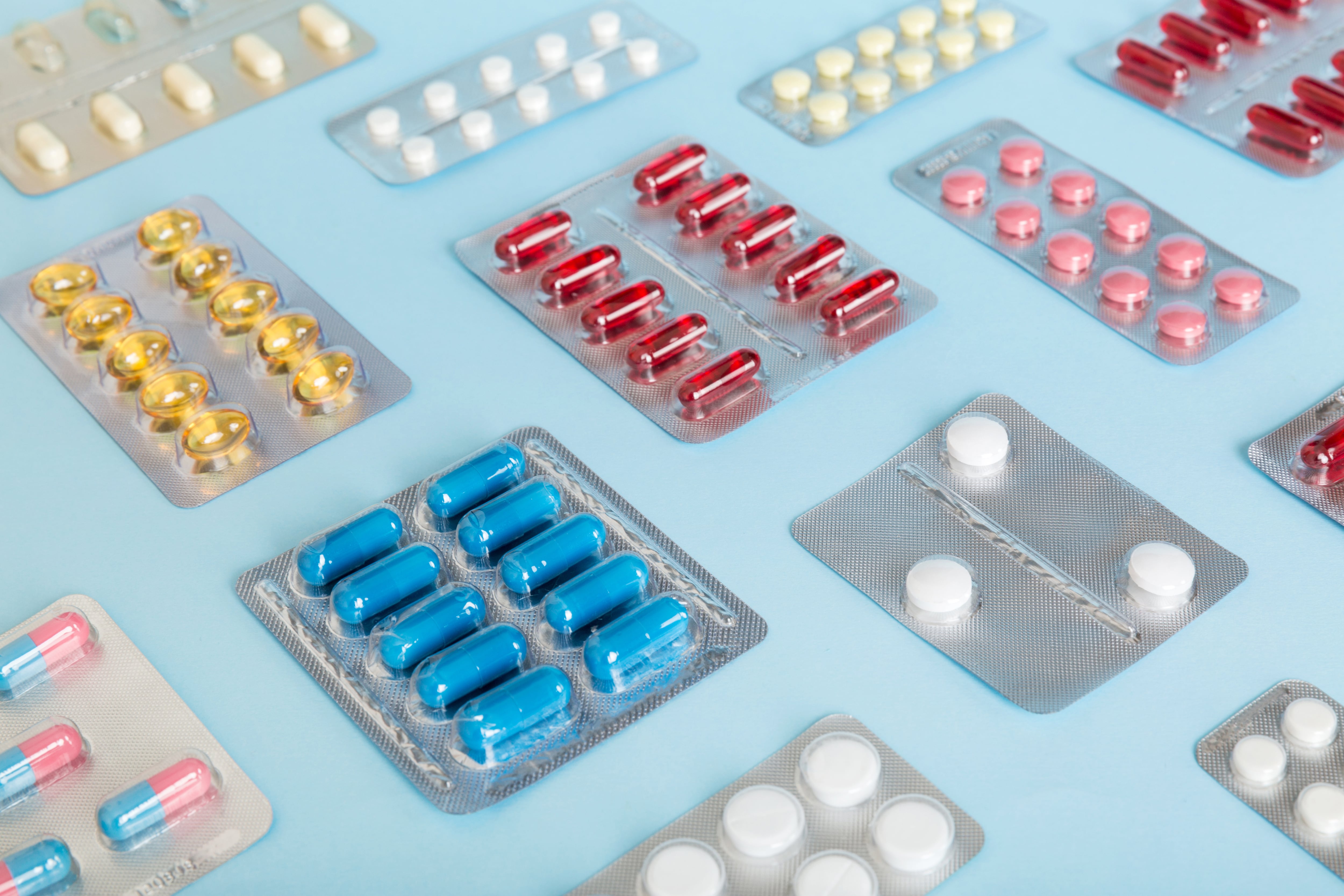 Concepto de almacenamiento de medicamentos en casa