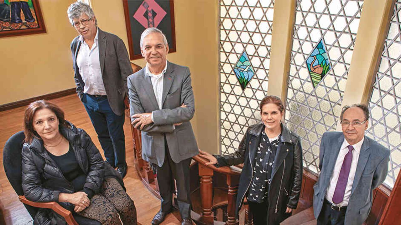 De izquierda a derecha: Carmenza Saldías Barreneche, experta en temas territoriales; Jorge Iván González, miembro de la reciente Comisión del Gasto; Ricardo Bonilla, exsecretario de Hacienda de Bogotá; María Mercedes Maldonado, directora programática de la campaña, y Diego Otero, experto en temas energéticos. Equipo económico de la campaña presidencial de Gustavo Petro.