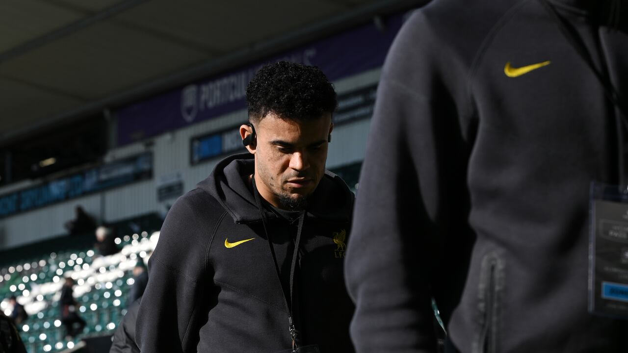 Luis Díaz arribando con la delegación de Liverpool.