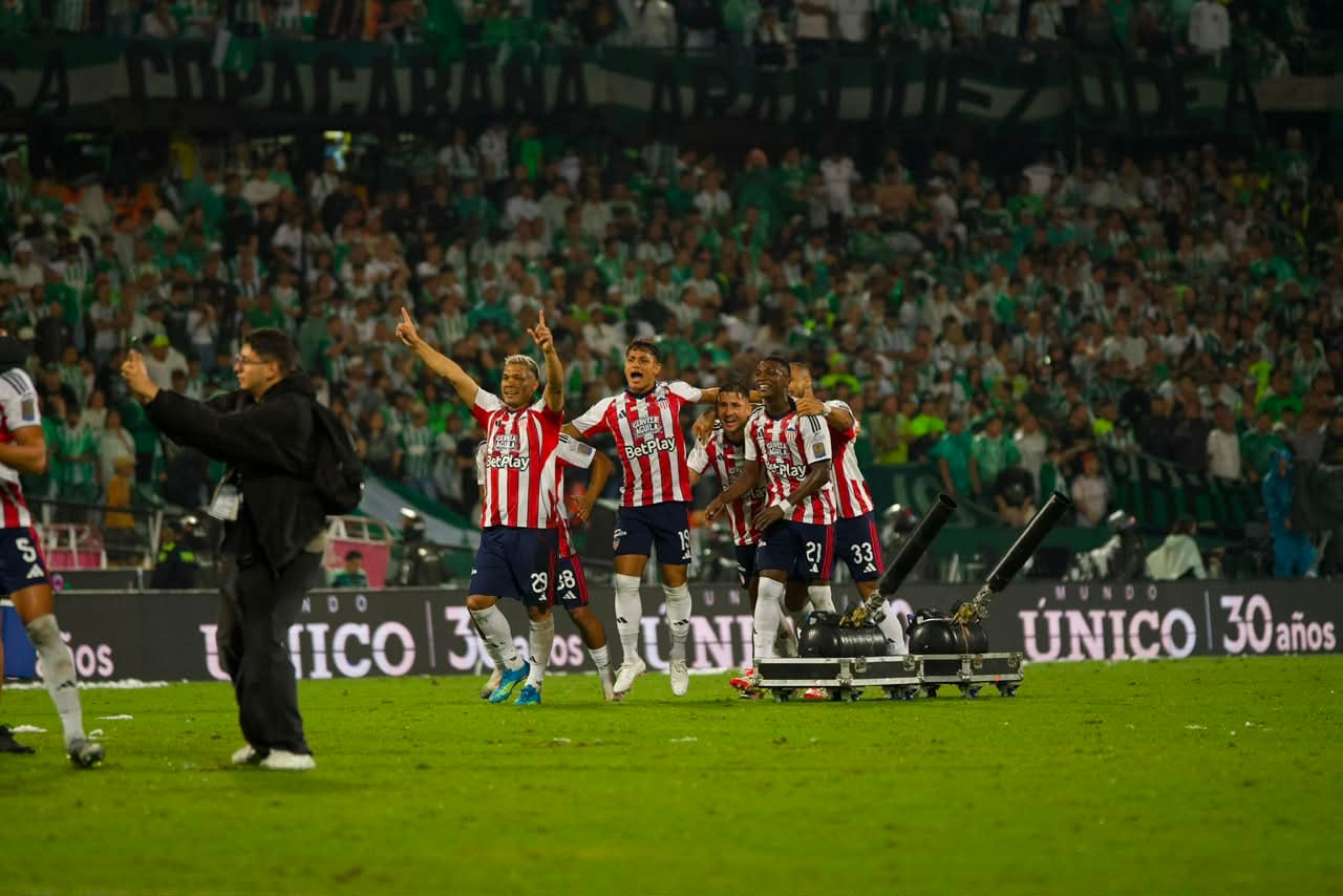 Jugadores del Junior de Barranquilla celebran el título número 12 de la Liga Colombiana.