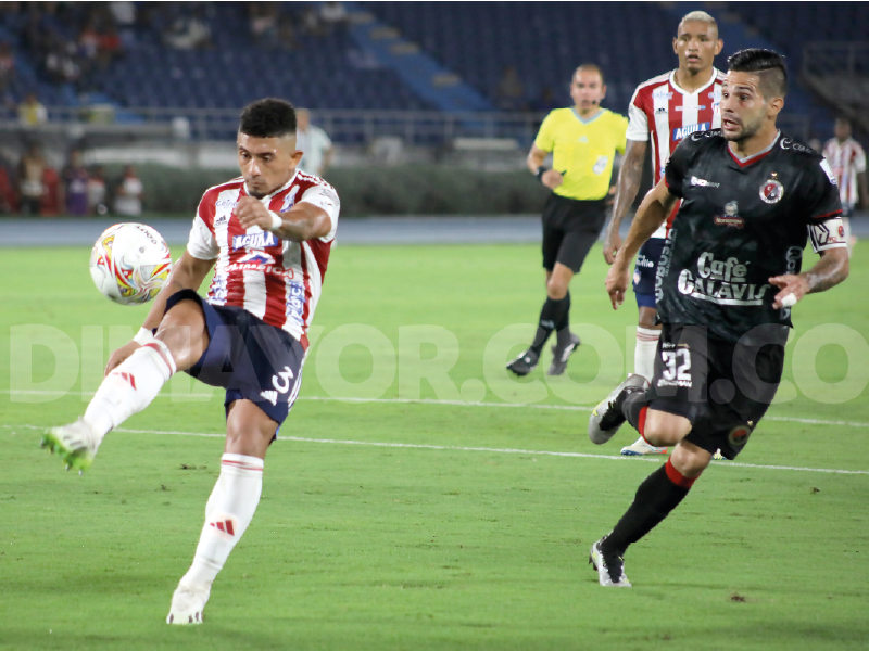 Edwin Herrera rechazando un balón en la defensa de Junior.