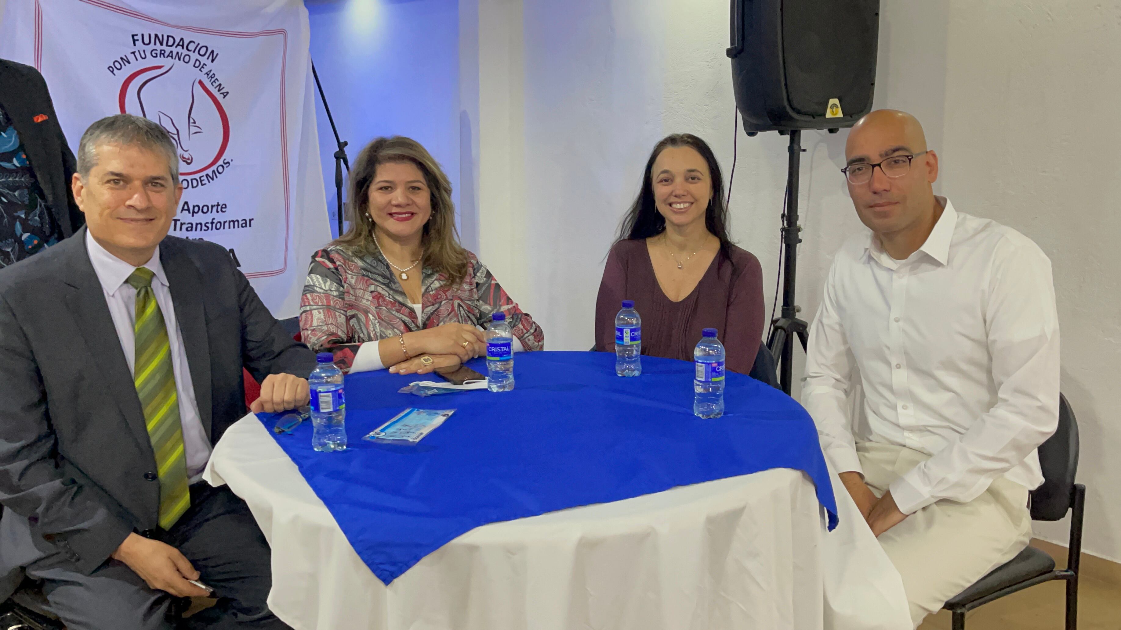 El embajador de Israel en Colombia, Gali Dagan, en compañía del cónsul Itay Ben Hamo, la senadora Lorena Ríos del Partido Colombia Justa Libres.