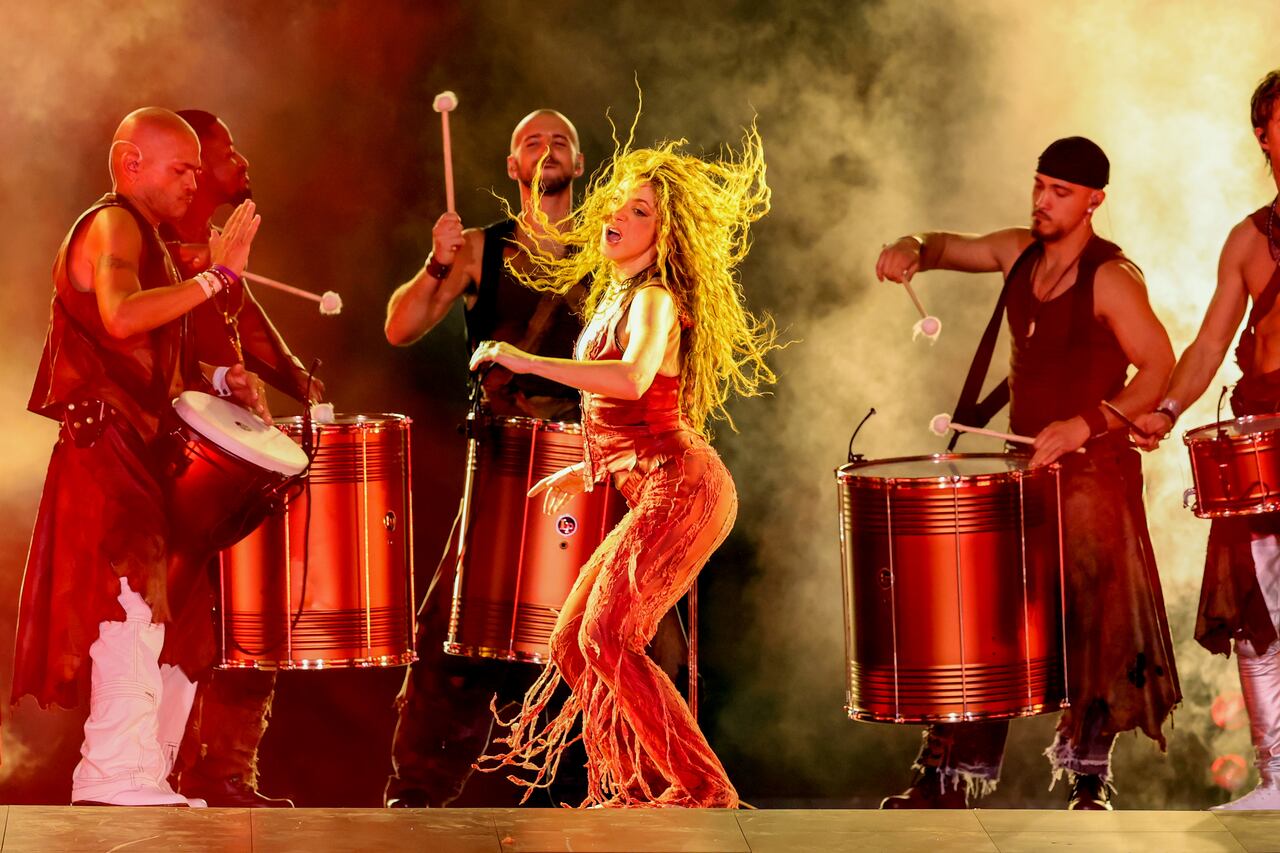 Shakira comenzó su "las mujeres ya no lloran Tour" en Rio de Janeiro con un espectacular concierto.