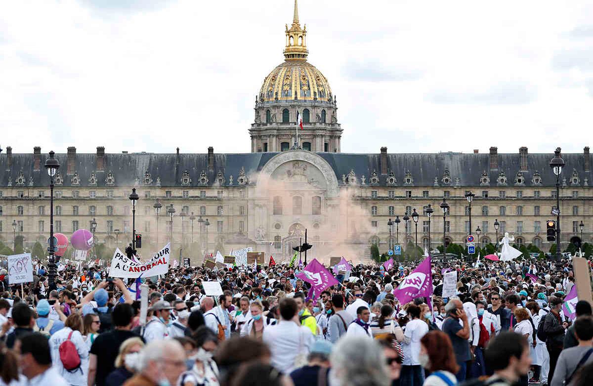 Los trabajadores del hospital marchan durante una manifestación, el martes 16 de junio de 2020 en París. Foto AP / Thibault Camus