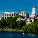 "Ningún gobierno, independientemente de qué partido esté en el poder, debe dictar a las universidades privadas lo que pueden enseñar, a quién pueden reclutar y contratar, o qué temas pueden investigar", añadió el rector Garber en su carta.