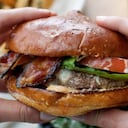 La hamburguesas también se puede consumir por su contenido de energía, proteínas, grasas, sodio, hierro y fósforo. Foto Gettyimages.