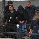 El sospechoso es escoltado por la policía fuera de la escuela Vladislav Ribnikar en Belgrado, Serbia, el miércoles 3 de mayo de 2023.