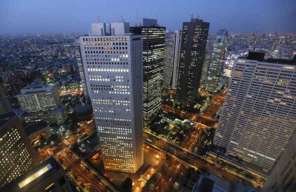 En la fotografía se ve la ciudad de Tokio iluminada, en Japón. (EFE)